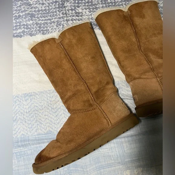 USED** UGG. 7 Bailey Button Triplet II Tall Sheepskin Wool Boots in Chestnut - Picture 8 of 11